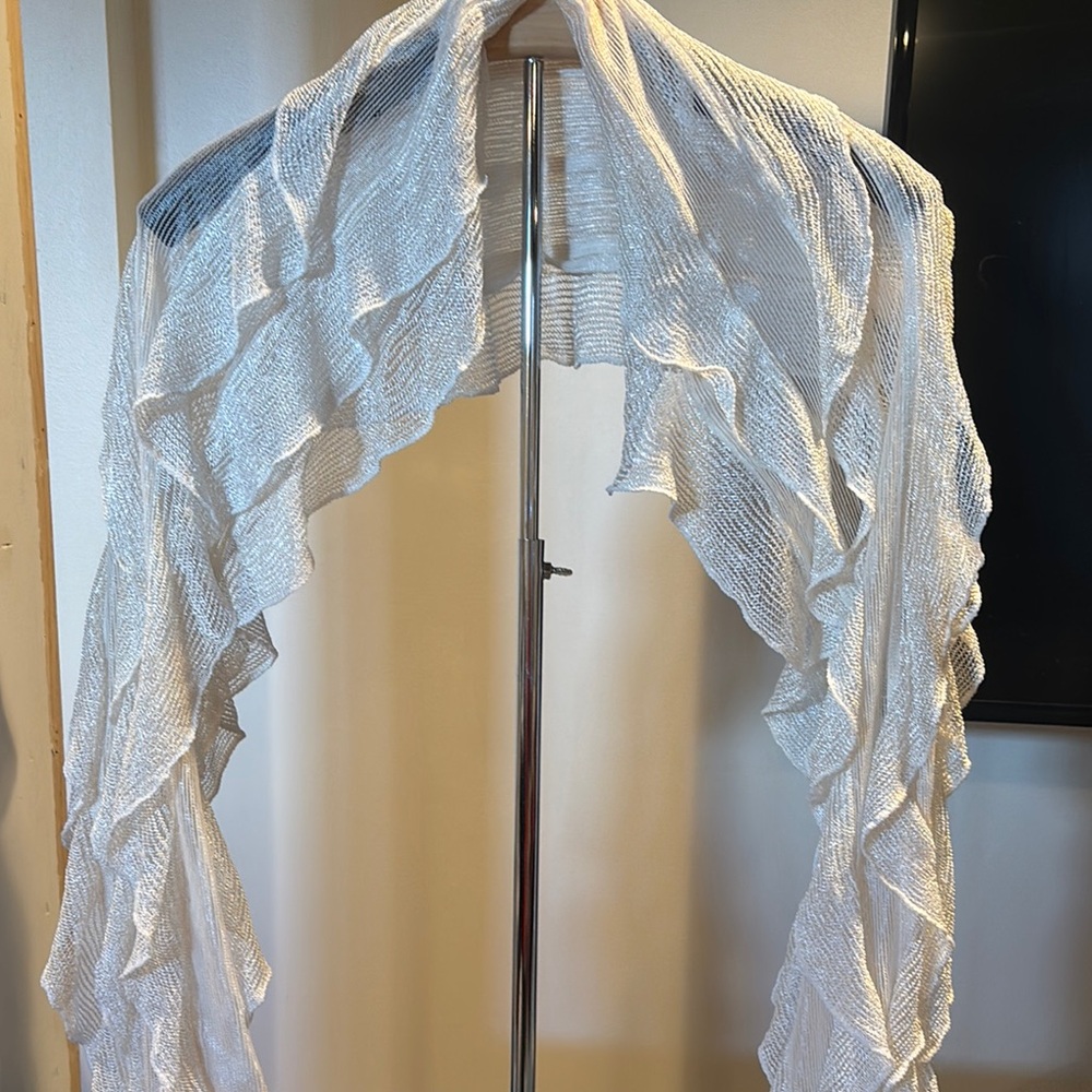 Elegant White Ruffled Scarf